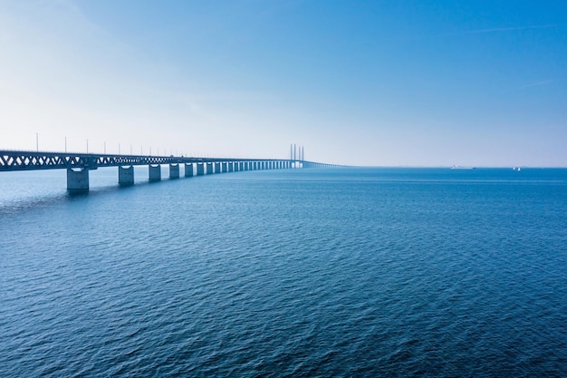 Panoramiczny widok z lotu ptaka na most Oresundsbron między Danią i Szwecją. Widok na most Oresund o zachodzie słońca.