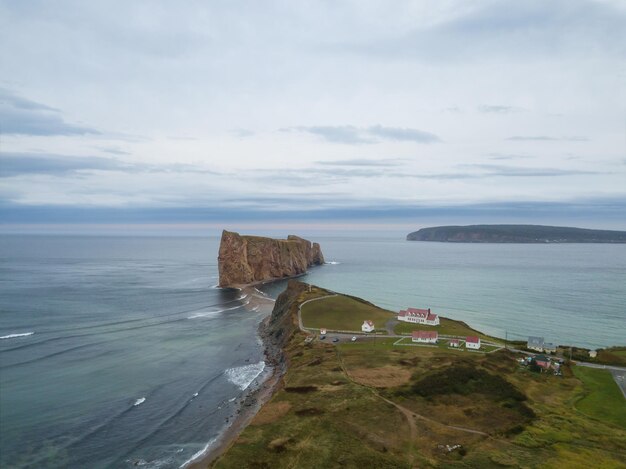 Panoramiczny widok z lotu ptaka na nowoczesne miasto na wybrzeżu Oceanu Atlantyckiego