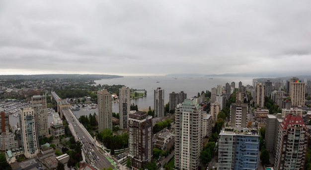 Panoramiczny widok z lotu ptaka na nowoczesny pejzaż miejski