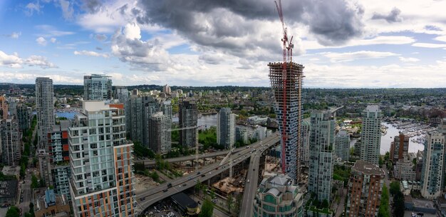 Panoramiczny widok z lotu ptaka na nowoczesny pejzaż miejski