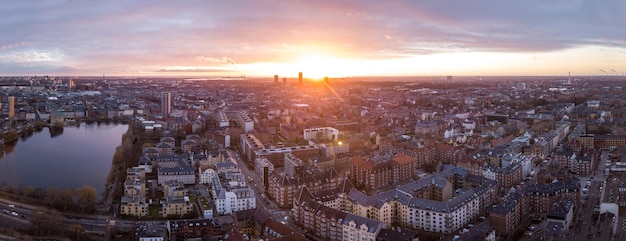 Panoramiczny widok z lotu ptaka na panoramę Kopenhagi, stolicy Danii o wschodzie słońca