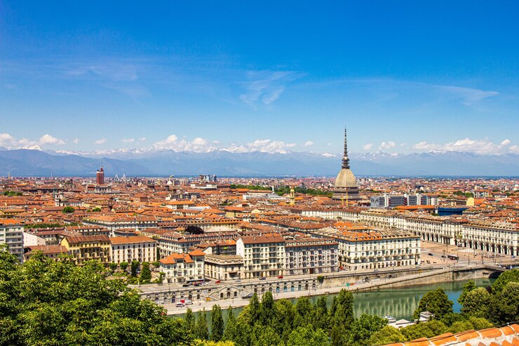 Zdjęcie panoramiczny widok z lotu ptaka na panoramę turynu z centrum miasta rzeka pad mole antonelliana nowoczesne drapacze chmur i inne punkty orientacyjne widziane z punktu widzenia monte dei cappuccini w zaśnieżonych alpach włochy
