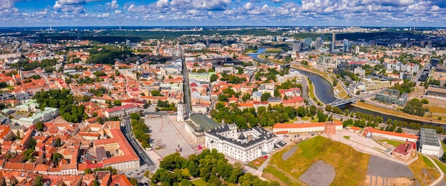 Panoramiczny widok z lotu ptaka na Plac Katedralny, główny plac wileńskiej Starówki, kluczowe miejsce w życiu publicznym miasta, położone na skrzyżowaniu głównych ulic miasta, Wilno, Litwa