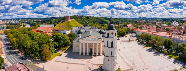 Panoramiczny widok z lotu ptaka na Plac Katedralny, główny plac wileńskiej Starówki, kluczowe miejsce w życiu publicznym miasta, położone na skrzyżowaniu głównych ulic miasta, Wilno, Litwa