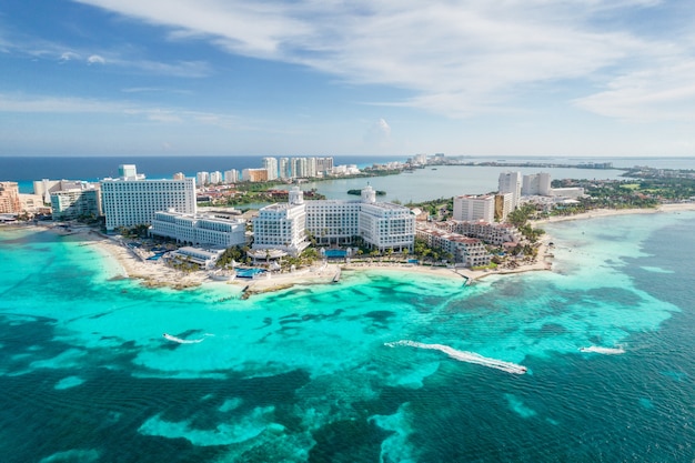 Panoramiczny widok z lotu ptaka na plażę w Cancun i strefę hotelową w meksykańskim krajobrazie wybrzeża karaibskiego