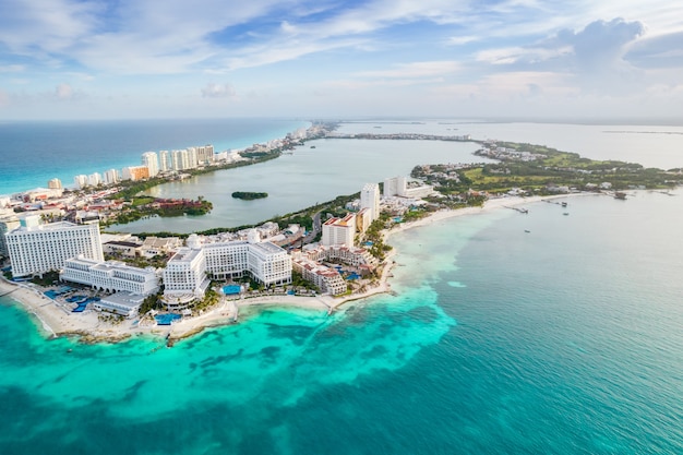 Panoramiczny widok z lotu ptaka na plażę w Cancun i strefę hotelową w meksykańskim krajobrazie wybrzeża karaibskiego