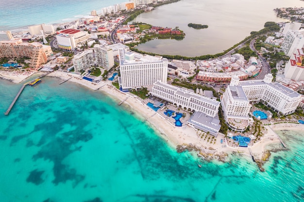 Panoramiczny widok z lotu ptaka na plażę w Cancun i strefę hotelową w meksykańskim krajobrazie wybrzeża karaibskiego