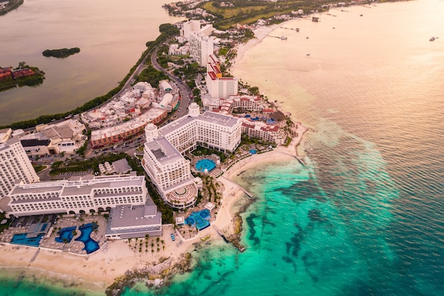 Panoramiczny widok z lotu ptaka na plażę w Cancun i strefę hotelową w meksykańskim krajobrazie wybrzeża karaibskiego