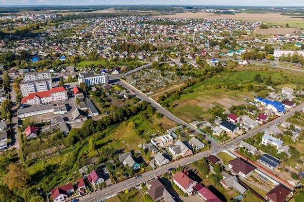 Panoramiczny widok z lotu ptaka na prywatną zabudowę z wiejskimi domami lub wioską