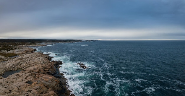 Panoramiczny widok z lotu ptaka na skaliste wybrzeże Oceanu Atlantyckiego