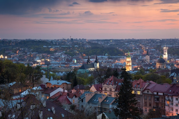 Panoramiczny widok z lotu ptaka na stare miasto o zachodzie słońca Lwów Ukraina