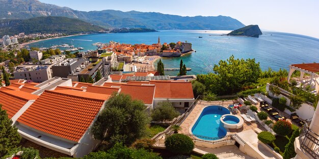 Panoramiczny widok z lotu ptaka na Stare Miasto w Czarnogórze Budva nad Morzem Adriatyckim, Czarnogóra