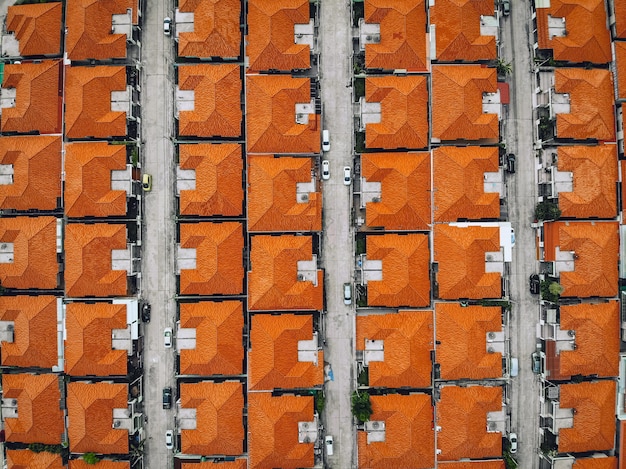 Zdjęcie panoramiczny widok z lotu ptaka na stare miasto z wieżami i jasnymi pomarańczowymi dachami, piękny widok z góry