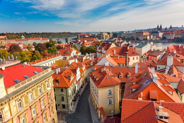 Panoramiczny widok z lotu ptaka na stare wąskie uliczki w Pradze z czerwonymi dachami w centrum pięknego starego centrum miasta Czechy European travel