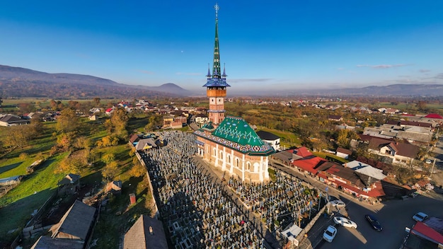 Panoramiczny widok z lotu ptaka na Wesoły Cmentarz w Sapanta w Rumunii