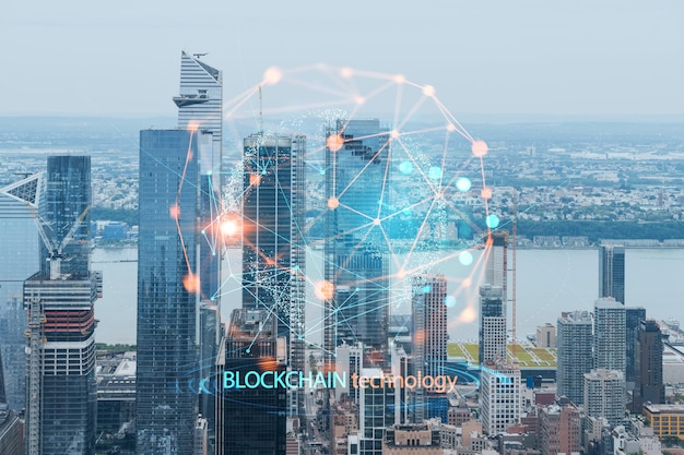 Panoramiczny widok z lotu ptaka na West Side Manhattan i dzielnicę Hudson Yards w ciągu dnia NYC USA Zdecentralizowana gospodarka Kryptografia Blockchain i hologram koncepcji kryptowalut