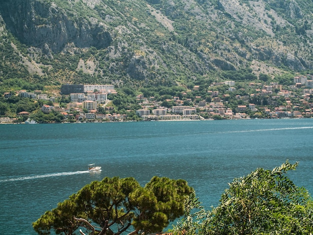 Panoramiczny widok z lotu ptaka na zatokę kotorską czarnogóra letnie wakacje i koncepcja wakacji morskich