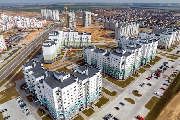 Panoramiczny widok z lotu ptaka nowoczesnej dzielnicy mieszkalnej wieżowców