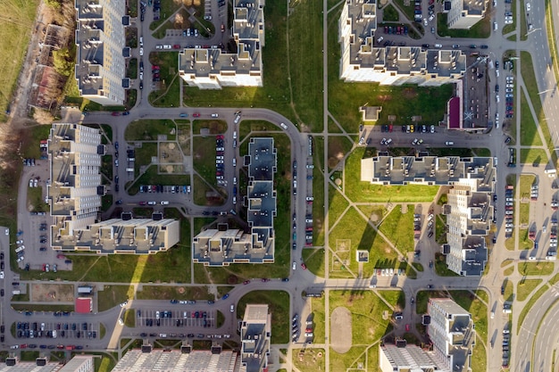 Panoramiczny widok z lotu ptaka ogromnego kompleksu mieszkalnego z wysokimi budynkami