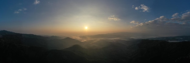 Panoramiczny widok z lotu ptaka rano światło słoneczne błękitne niebo i pasmo górskie z mgłą w dolinie w chiang rai Tajlandia