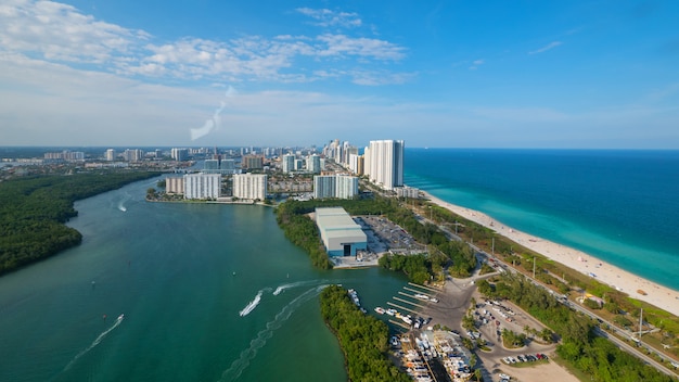 Zdjęcie panoramiczny widok z lotu ptaka south beach w miami na florydzie, w słoneczny dzień.