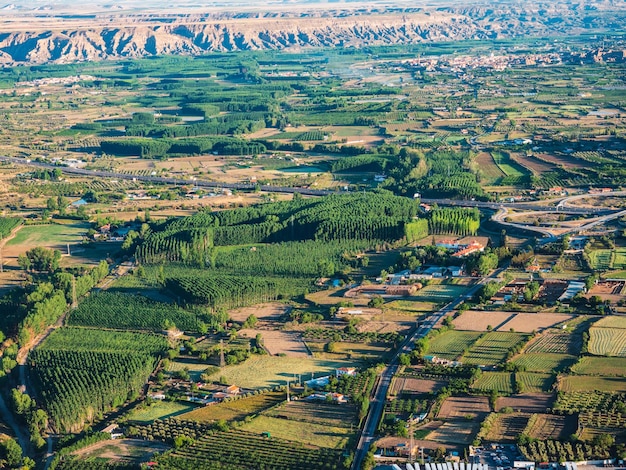 Panoramiczny widok z lotu ptaka w balonie na miasto Guadix w Granadzie