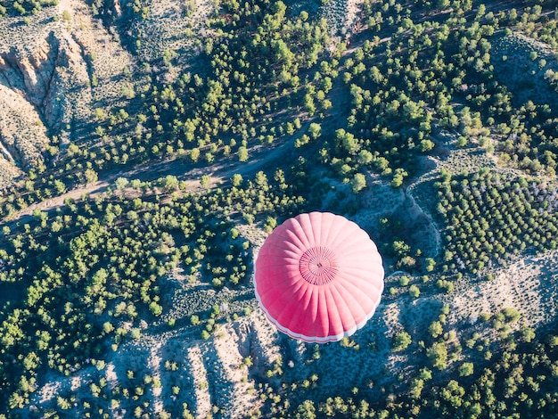 Panoramiczny widok z lotu ptaka w balonie na polach Guadix