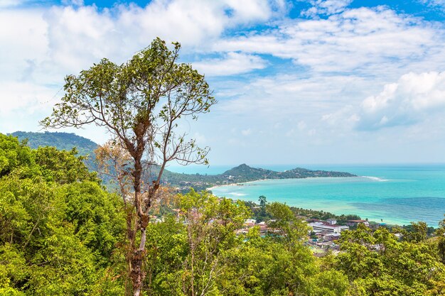 Panoramiczny widok z lotu ptaka wyspy Koh Samui w Tajlandii