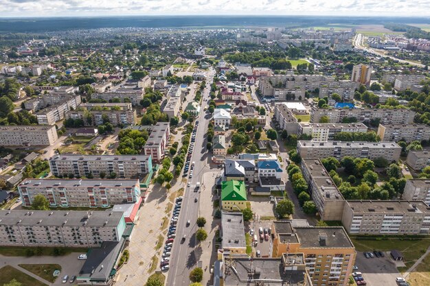 Panoramiczny widok z lotu ptaka z dużej wysokości małego prowincjonalnego miasteczka z sektorem prywatnym i wieżowcami mieszkalnymi