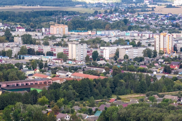 Panoramiczny widok z lotu ptaka z dużej wysokości małego prowincjonalnego miasteczka z sektorem prywatnym i wieżowcami mieszkalnymi