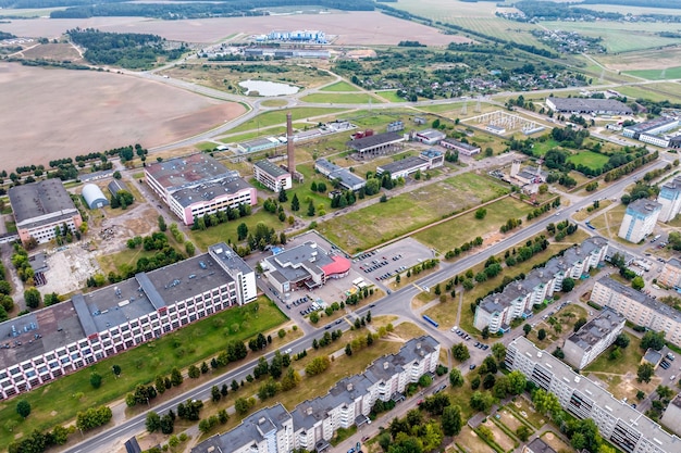 Panoramiczny widok z lotu ptaka z dużej wysokości małego prowincjonalnego miasteczka z sektorem prywatnym i wieżowcami mieszkalnymi