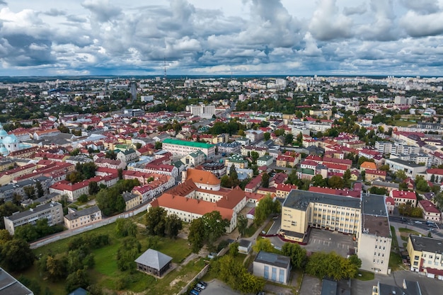 Panoramiczny widok z lotu ptaka z dużej wysokości na czerwonych dachach historycznego centrum starego dużego miasta