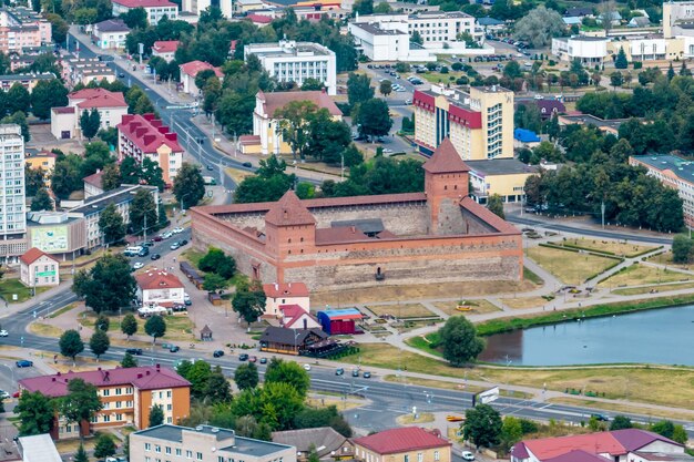 Panoramiczny widok z lotu ptaka z dużej wysokości na czerwonych dachach historycznego centrum starego dużego miasta