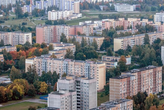 Panoramiczny widok z lotu ptaka z wysokości wielokondygnacyjnego kompleksu mieszkalnego i zabudowy miejskiej w jesienny dzień