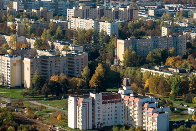 Panoramiczny widok z lotu ptaka z wysokości wielokondygnacyjnego kompleksu mieszkalnego i zabudowy miejskiej w jesienny dzień