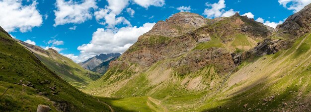 Panoramiczny widok z rogu zieleni i wodospadu Salto de Tendenera w Pirenejach Ripera Valley