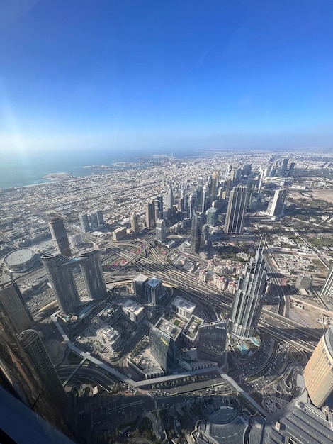 Zdjęcie panoramiczny widok z szczytu burj khalifa w dubaju