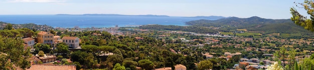 Panoramiczny widok z wysokiej strony piękna wioska na południu Francji Bormes les mimosa village