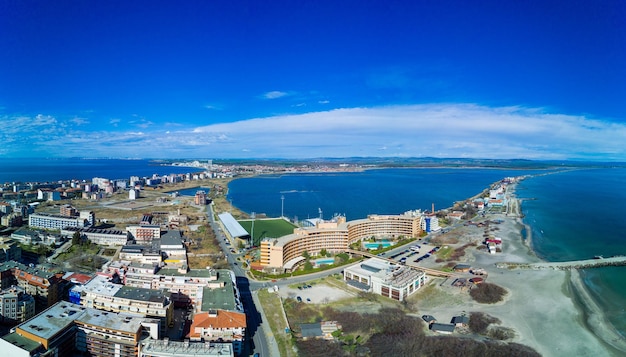 Panoramiczny widok z wysokości nad miastem Pomorie z domami i ulicami obmytymi przez Morze Czarne w Bułgarii