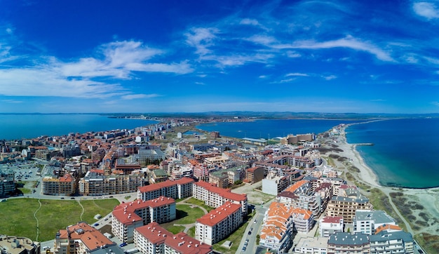 Panoramiczny widok z wysokości nad miastem Pomorie z domami i ulicami obmytymi przez Morze Czarne w Bułgarii