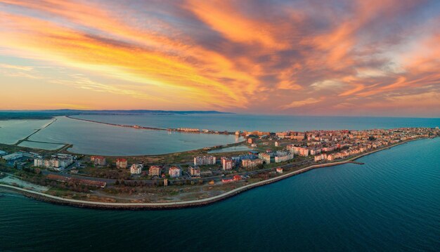 Panoramiczny Widok Z Wysokości Nad Miastem Pomorie Z Domami I Ulicami Obmytymi Przez Morze Czarne W Bułgarii