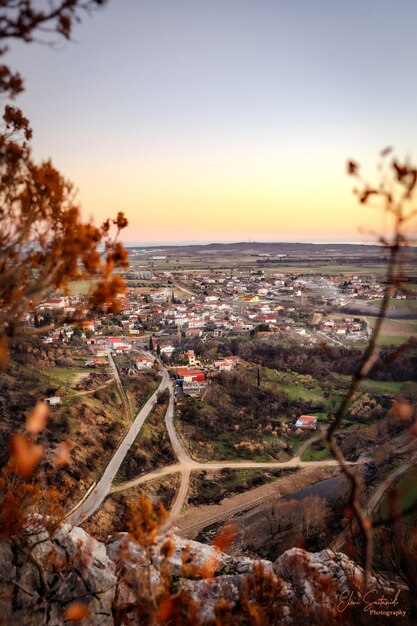 Panoramiczny widok z wzgórza Avantas bizantyjski zamek Alexandroupolis region Evros Grecja zachód słońca kolory turystyki.