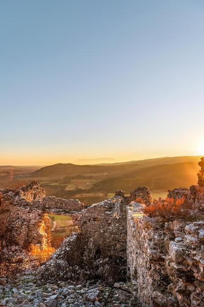 Panoramiczny widok z wzgórza Avantas bizantyjski zamek Alexandroupolis region Evros Grecja zachód słońca kolory turystyki.