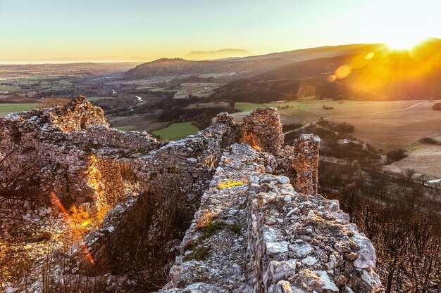 Panoramiczny widok z wzgórza Avantas bizantyjski zamek Alexandroupolis region Evros Grecja zachód słońca kolory turystyki.