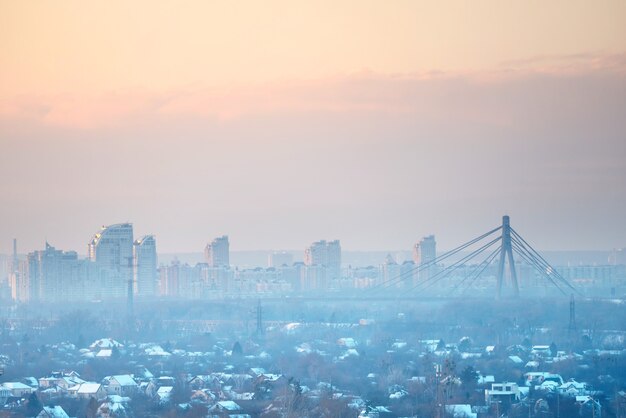 Panoramiczny Widok Zachodu Słońca W Mieście Z Mostem Nośnym I Budynkami