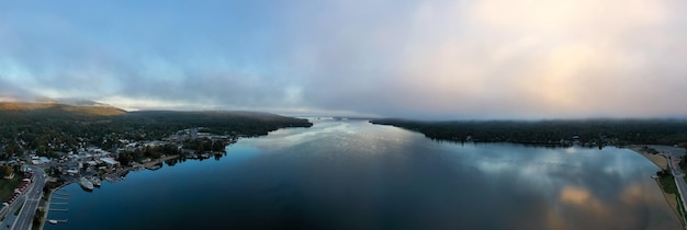 Zdjęcie panoramiczny widok zatoki w jeziorze george w nowym jorku o świcie