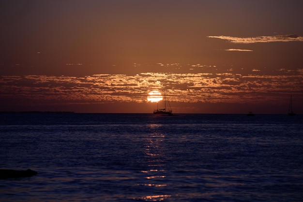 Panoramiczny wschód słońca nad morzem Pejzaż morski o wschodzie słońca nad morzem Krajobraz przyrody Piękna chmura nad morzem Strzał wschodu słońca