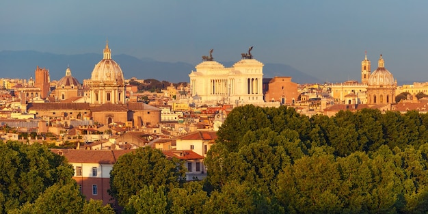 Panoramiczny Wspaniały Widok Z Lotu Ptaka Na Rzym Z Ołtarzem Ojczyzny I Kościołami W Czasie Zachodu Słońca W Rzymie, Włochy