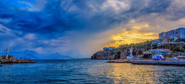 Panoramiczny zachód słońca na plaży Antalya w Turcji