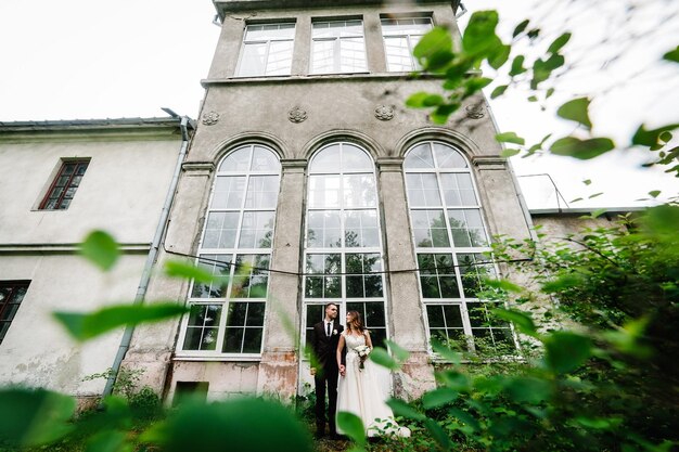 Państwo Młodzi Stoją W Ogrodzie Botanicznym W Pobliżu Starej Architektury Ceremonia ślubna W Parku